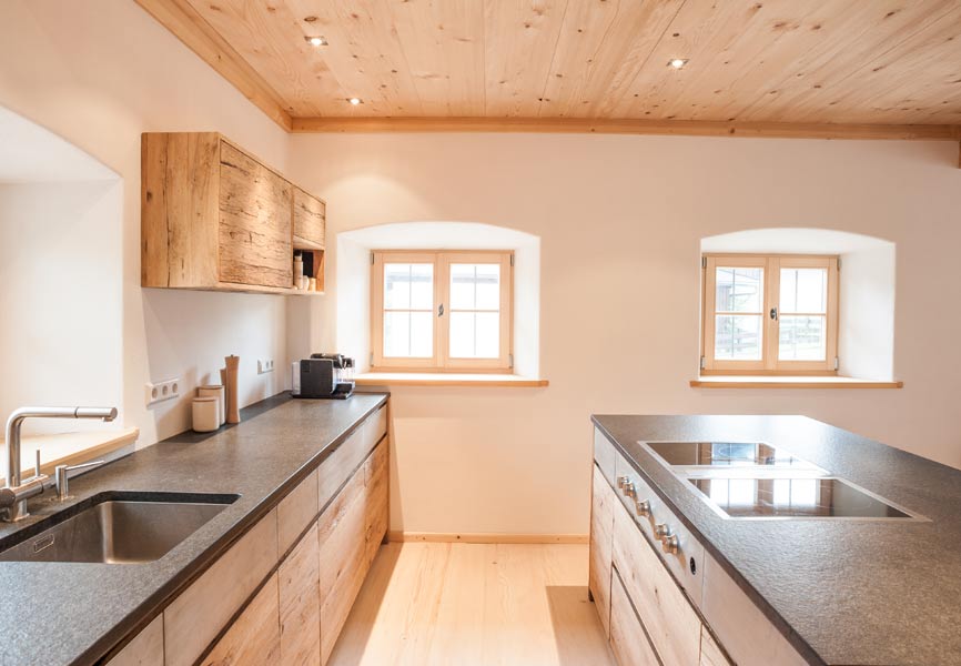 Landhaus-Küche vom Schreiner  aus Altholz gefertigt 