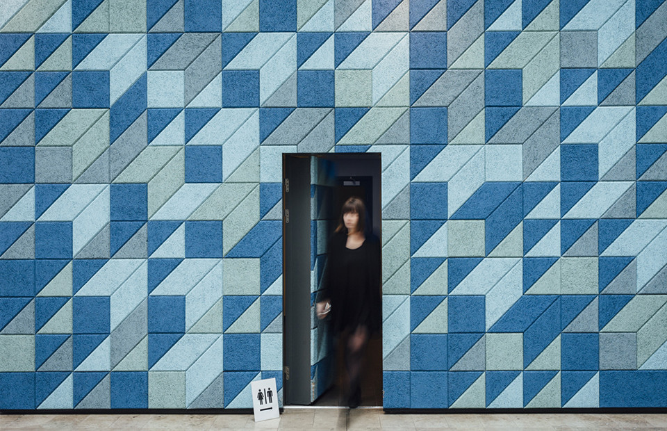 Baux_panels-sweden_women-through-blue-panels