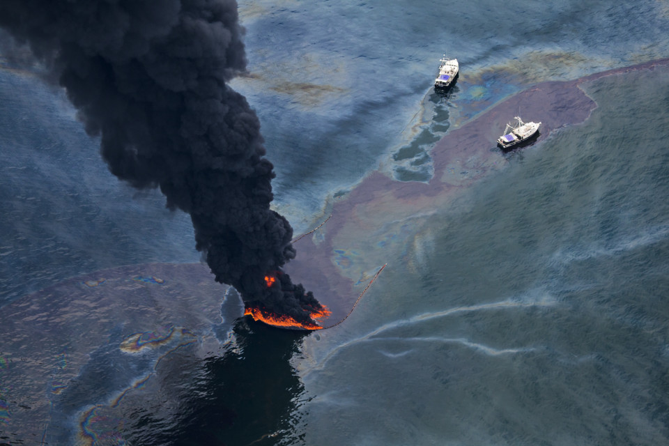 June 17, 2010. Louisiana (USA) Boats burning oil on the surface near BP's Deepwater Horizon spill source. © Daniel Beltra, courtesy of Catherine Edelman Gallery, Chicago