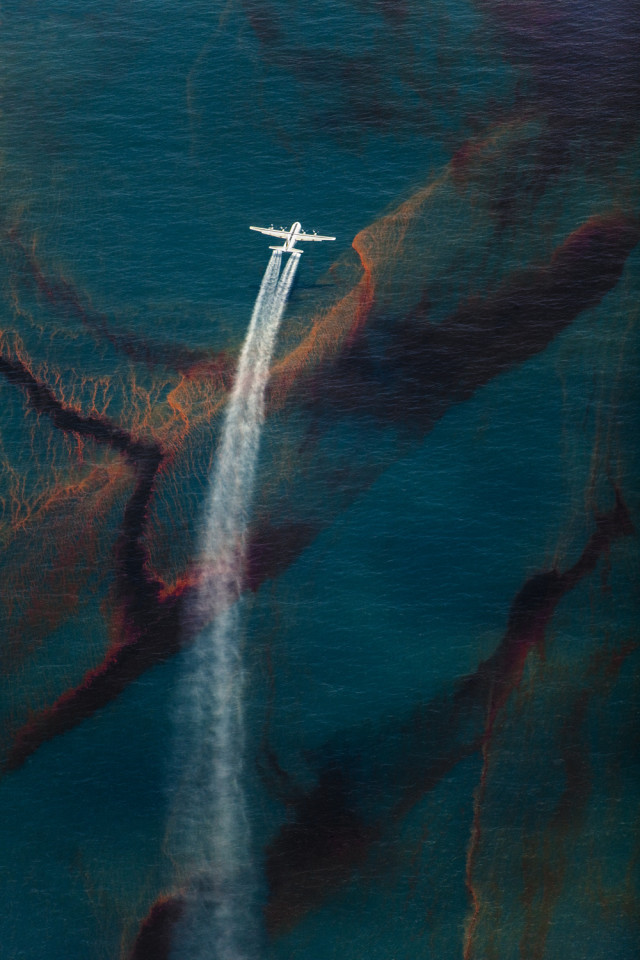 Gulf of Mexico, Louisiana (USA). May 21th, 2010. Aerial view of the oil leaked from the Deepwater Horizon wellhead in the Gulf of Mexico. The BP leased oil platform exploded on April 20 and sank after burning. © Daniel Beltra, courtesy of Catherine Edelman Gallery, Chicago