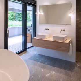Salle de bain avec robinetterie en bois d'ameublement en douglas de pur natur
