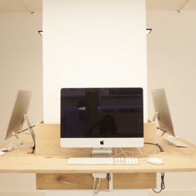 Table en bois d'ameublement de pur natur avec des ordinateurs