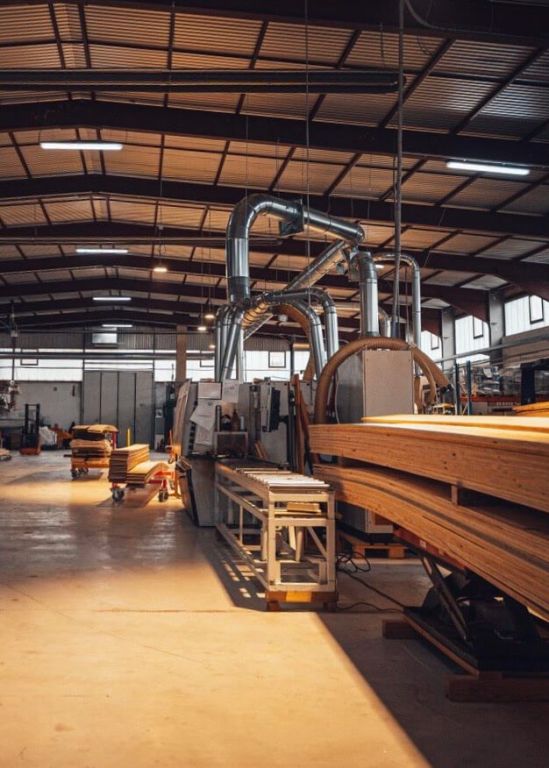 Mitarbeiter im Sägewerk bei der Zusammenstellung von Terrassendielen