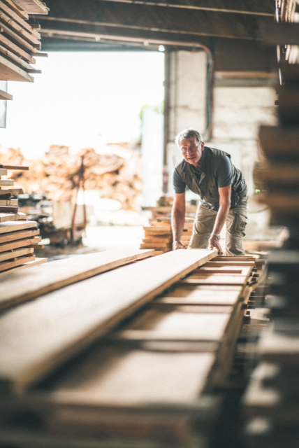 Holzbearbeitungsmechaniker im Sägewerk bei der Sortierung der Holzschnitte