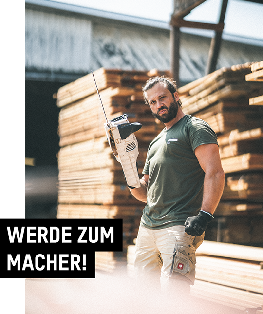 Werbeanzeige "Werde zum Macher!" mit Holzbearbeitungsmechaniker und gestapeltem Holz.