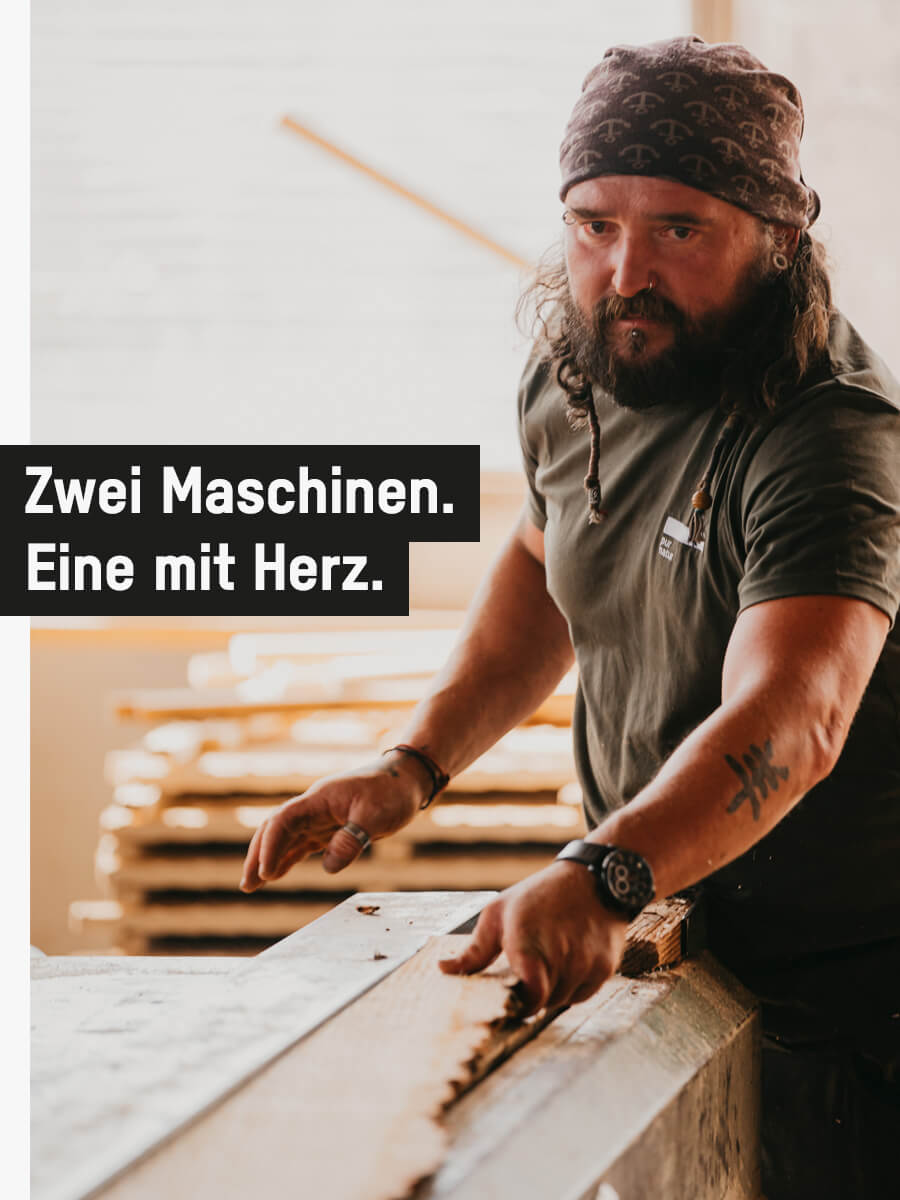 Mitarbeiter im Sägewerk bei der Sortierung der Sägeschnitte