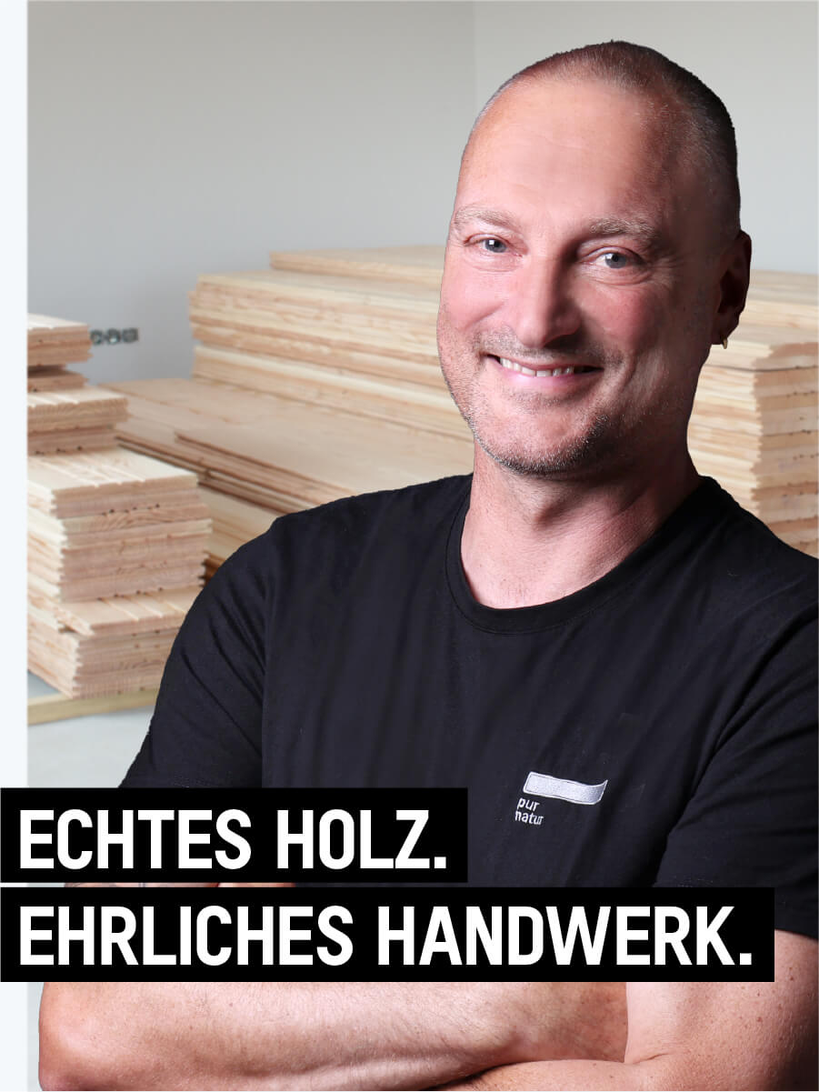 Bodenleger bei Verlegung von raumlangen Douglasiedielen in Dachgeschosswohnung