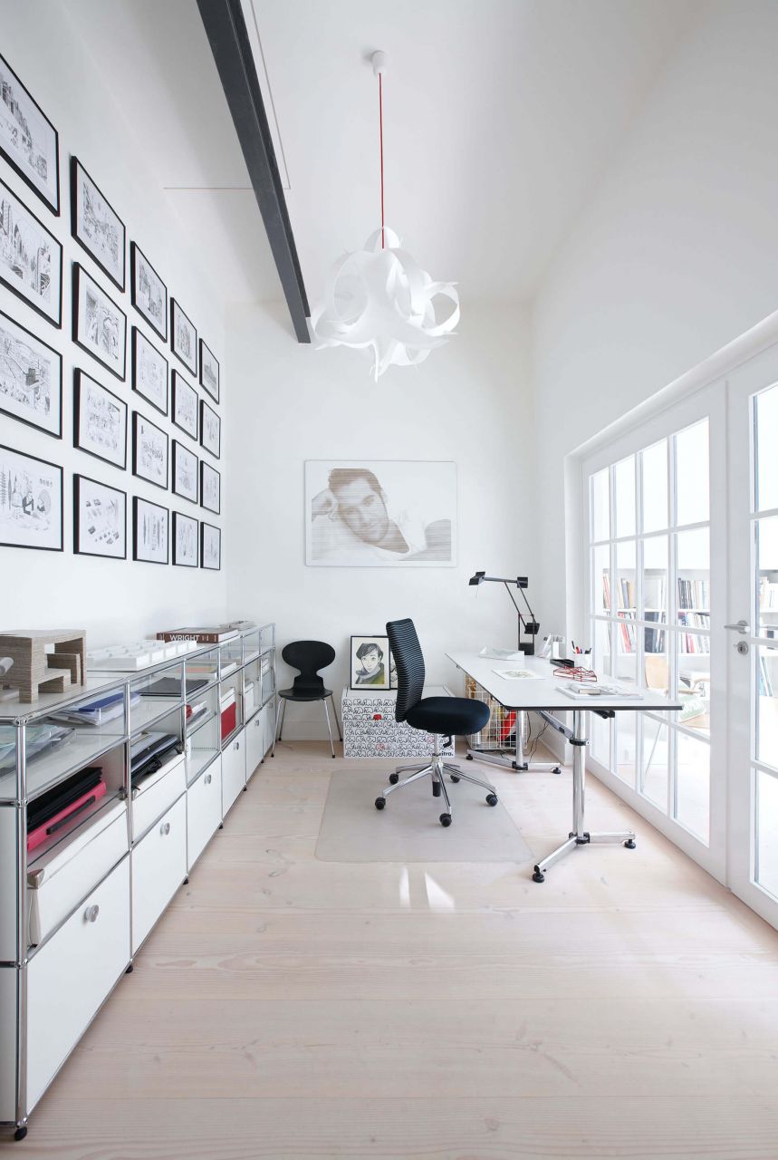 Heller Büroraum mit hellem Douglasiedielenboden, USM Haller Sideboard, Schreibtisch und Bürostuhl