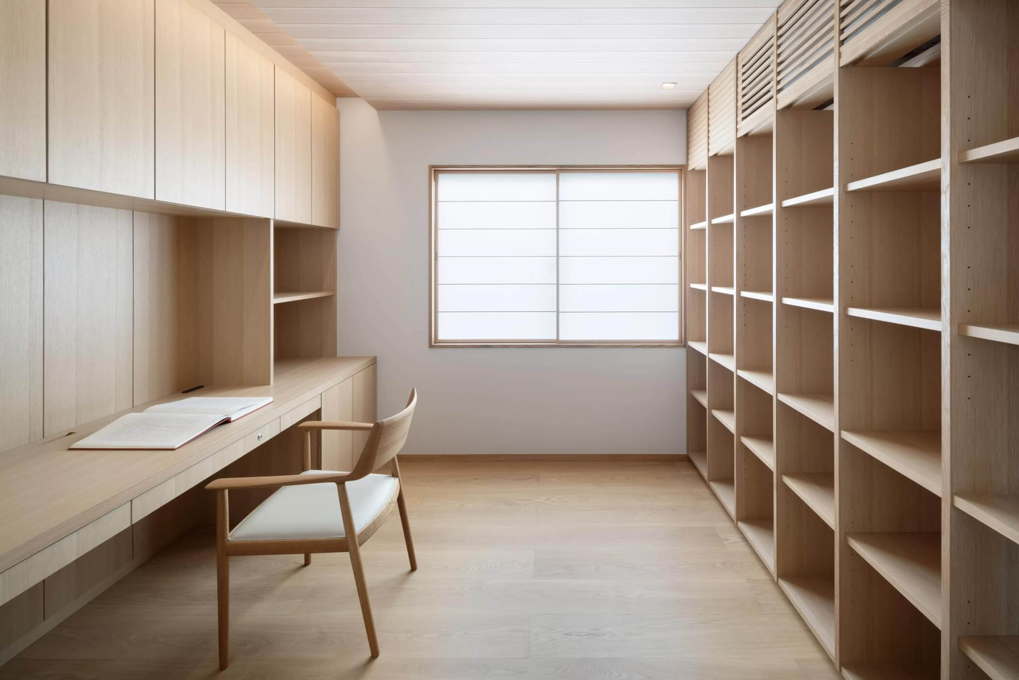 Office entirely of wood and pur natur floorboards of oak in 350mm width