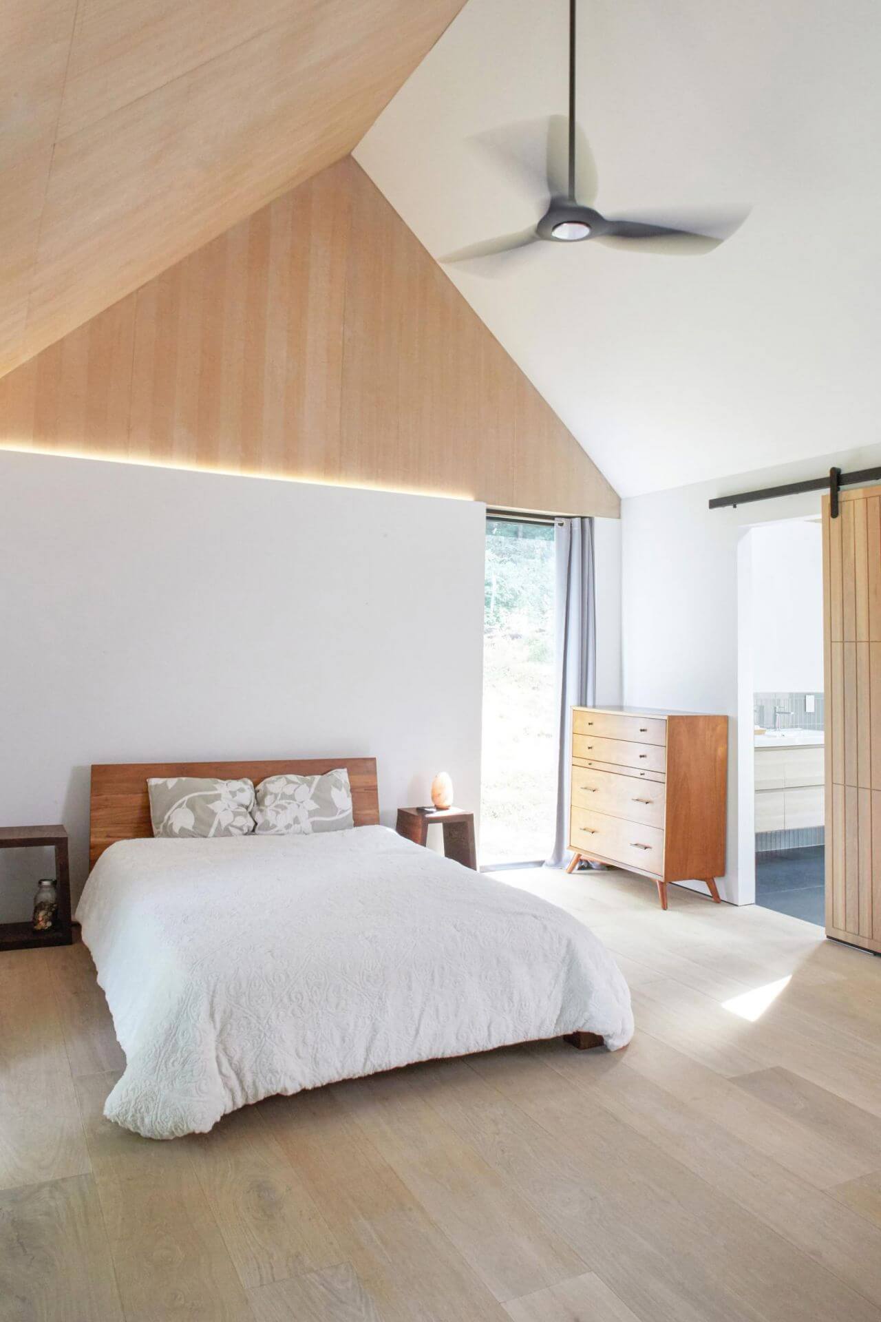 Oak-floorboards in a quietly designed bedroom