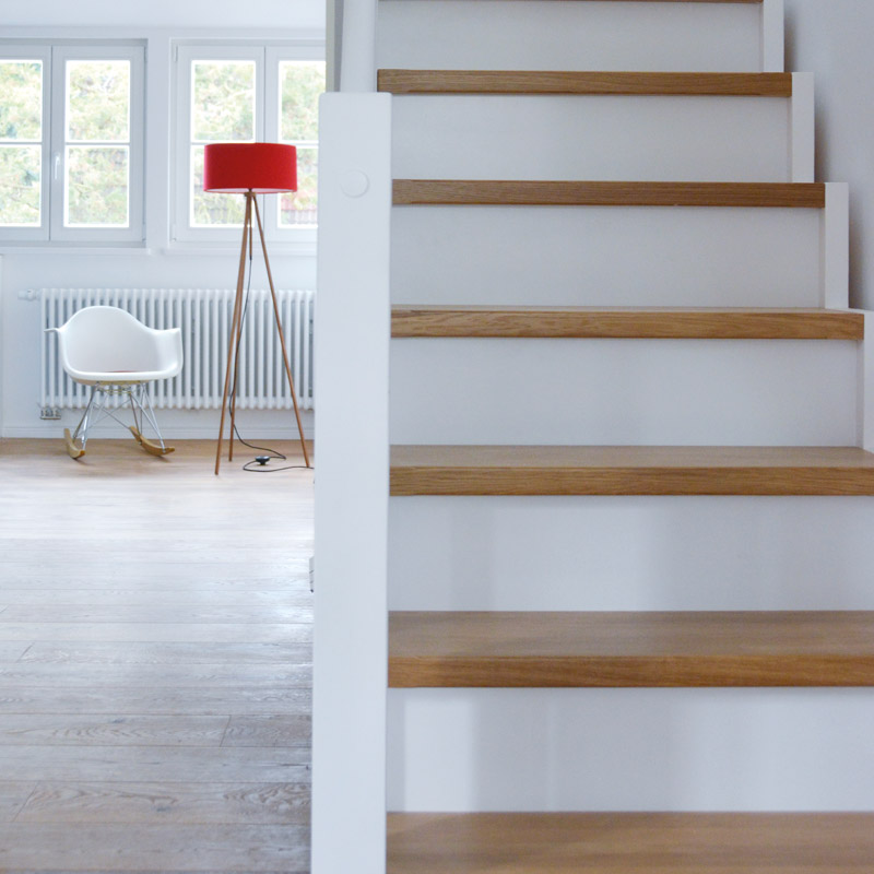 Salon en planches de chêne avec marches d'escalier en chêne assorties
