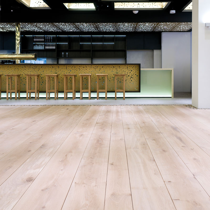 Planches en chêne dans une salle de restaurant spacieuse d'une brasserie